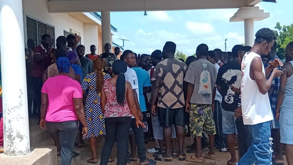 UER: Residents besiege Talensi District Assembly over frequent blackouts; refuse to pay bills