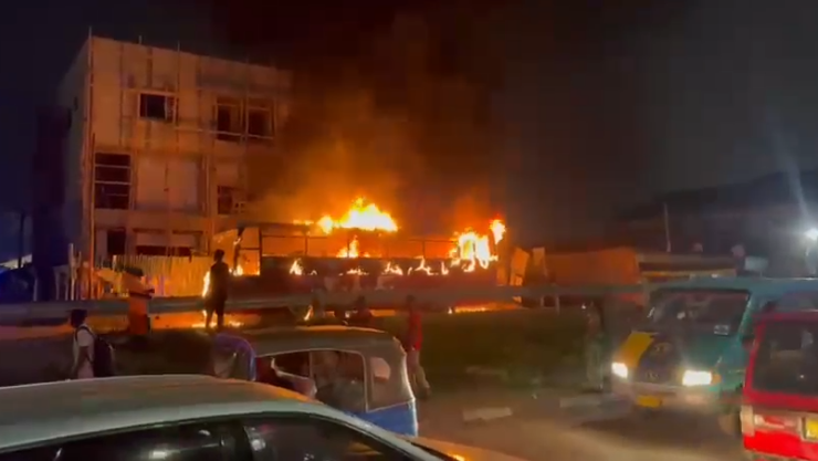 Passengers escape death as VIP travelling from Kumasi to Sunyani catches fire