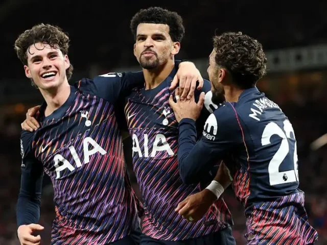 Late Solanke strike salvages 10-man Spurs draw at Man United