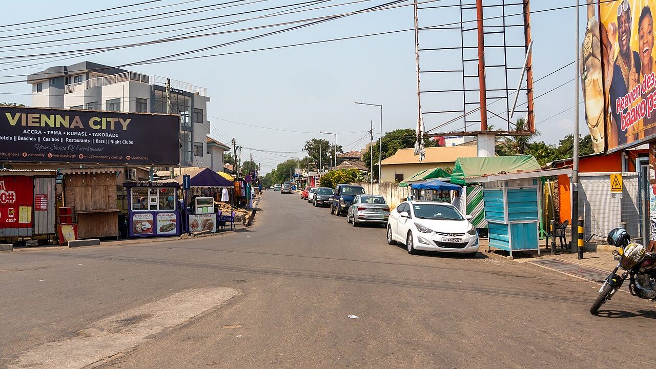Street scene on Oxford Street in Osu, Accra