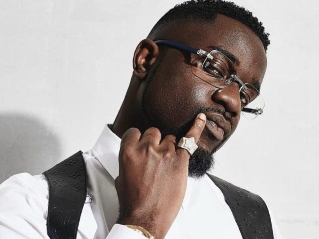 Billionaires fund Nigerian artists – Sarkodie