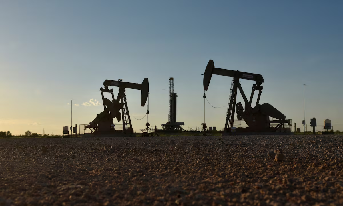Oil prices climb as traders weigh Saudi supply risk, Russian diesel flow